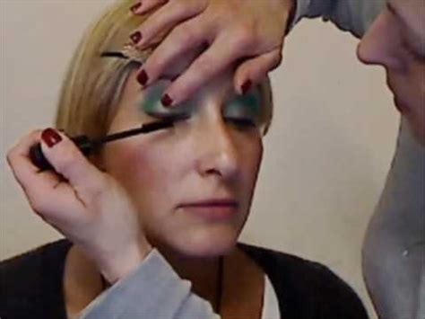 Diamo colore e freschezza al viso sfumando sulla parte alta delle guance un blush di un colore vivace, scegliendolo anche stavolta con una texture opaca. Trucco donna nordica: bionda, occhi chiari - YouTube