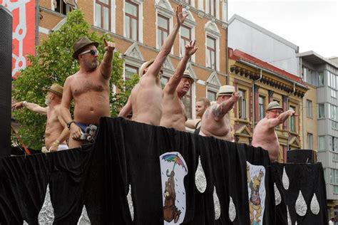 Pride er blitt en folkefest for alle, og det vil oslo pride bidra til. Oslo Pride Parade - Den Norske Bamseklubben
