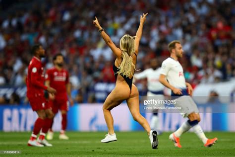 Champions league 'streaker' kinsey wolanski pays bizarre tribute to kobe bryant as she strips down to a black leotard and invades the slopes at the model kinsey wolanski, who made headlines when she streaked during the champions league final last june, has invaded the field again to pay tribute. A streaker enters the pitch during the UEFA Champions ...