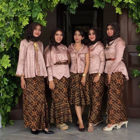 Hyget super dijamin tebal harga grosir dijual ecer pilih warna sesuaikan dengan variasi yang ada. 57 Kumpulan Gambar Inspirasi Kebaya Modern Indonesia