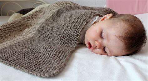 A scrap blanket with no ends and no sewing together of squares and it. Babydecke Lara | Gestrickte babydecken, Babydecke, Decke ...