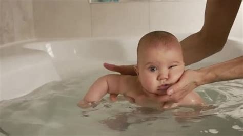 Baby accidentally swallowed bath water : Baking Soda Bath for Babies - Benefits + Preventions ...