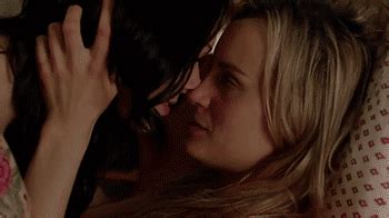 The perfect calzon chino animated gif for your conversation. Alex and Piper kiss | Orange is the new black, Alex and ...