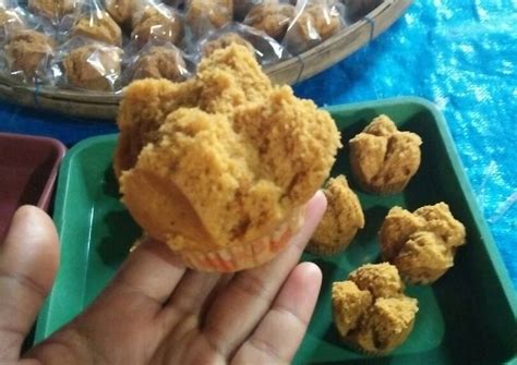 Cara yang pertama pastikan jika anda telah mempersiapkan semua bahan dan alat, kemudian kita awali dengan mencampur 6 butir telur dengan 3/4 gelas gula dan masukan vanili kemudian aduk secara perlahan menggunakan mixer yang telah disiapkan. Resep Dan Cara Membuat Bolu Kukus Gula Merah - Membuat Itu