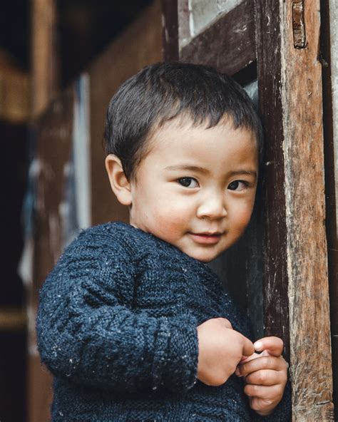 Unfollow sweater toddler to stop getting updates on your ebay feed. toddler in black sweater photo - Free Image on Unsplash