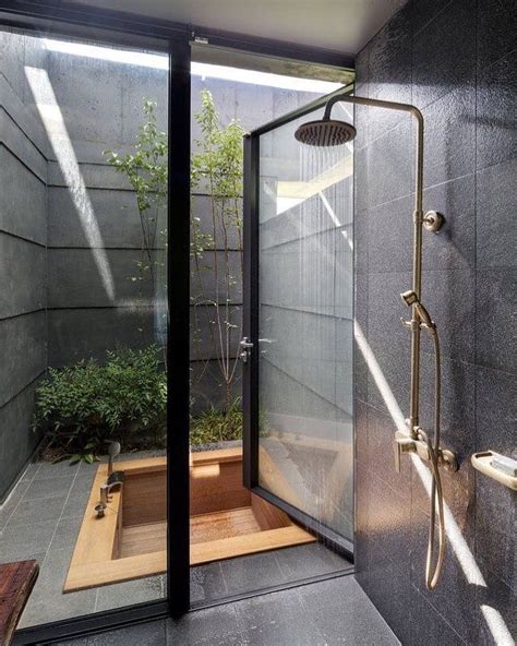 Bagi sebagian besar orang masa kini, penempatan shower di kamar mandi mungkin bukanlah hal yang istimewa, khususnya bagi kamar mandi minimalis. Inspirasi Desain Kamar Mandi Terbuka A la Hotel Mewah