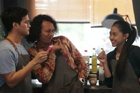 Coping with heartbreak, the shy owner of a floundering cafe finds solace in the javanese love songs of didi kempot. 5 Kutipan Bahasa Jawa Favorit di Film Sobat Ambyar - Seleb ...