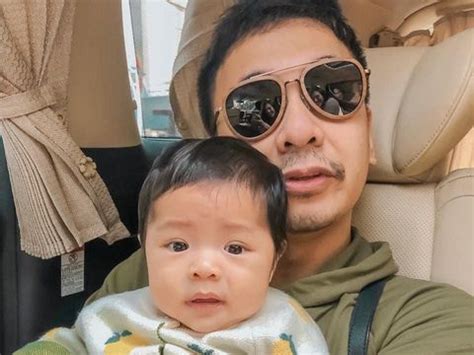 Usia berapa bayi boleh dibawa terbang? Pengalaman Raditya Dika Ajak Anak Naik Pesawat di Usia 3 Bulan