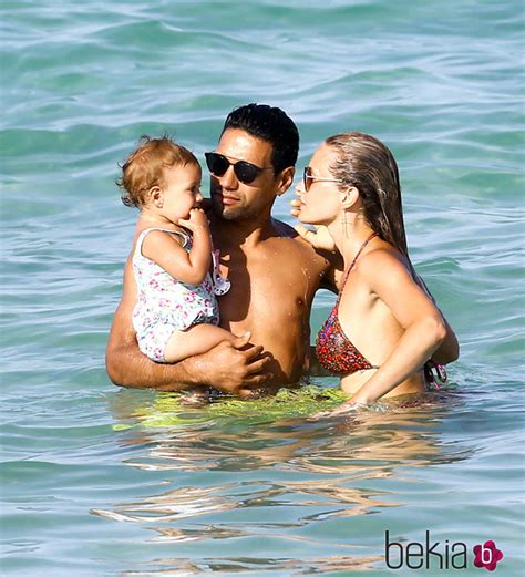 Check spelling or type a new query. Falcao y Lorelei Taron junto a su hija Desiree en una ...