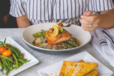 Infatti, sono molto ricche di calcio anche le verdure a foglia larga come il cavolo, la frutta secca come le mandorle, quella fresca come le arance, i legumi come la soia e soprattutto l' acqua con un contenuto medio di minerali. Vitamina D: alimenti che la contengono - Tanta Salute