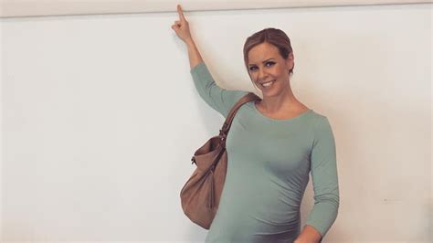Sie schwebt gerade ein bisschen: Nicht mehr zu verstecken: Isabel Edvardsson mit Babybauch ...