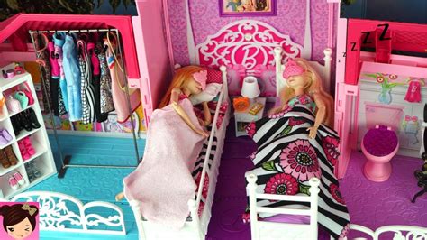 Barbie existe desde hace 50 años y todavía es muy popular también en barbie es una muñeca indispensable para todas las niñas, a todas les encanta vestirla, jugar con sus. Barbie House Morning Routine Princess Bedroom Frozen Queen ...