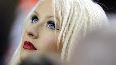 Die haare hängen locker im gesicht und der mund ist leicht. Christina Aguilera: Fotoshooting: Christina Aguilera zeigt ...