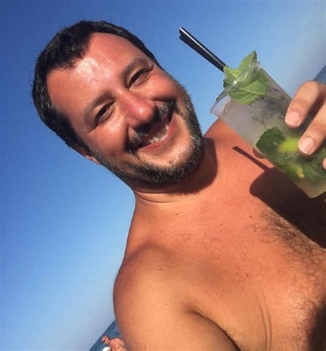 Un terrificante episodio di violenza scatena matteo salvini. Il faccia a faccia in spiaggia in Versilia tra Salvini e ...