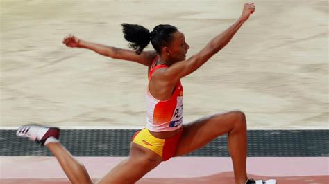 Consiste en saltar un listón mediante un salto gana quien tenga el salto más largo, y en caso de empate, gana quien tenga el mejor segundo salto. Mundial de Atletismo Doha 2019: Peleteiro se mete en la ...