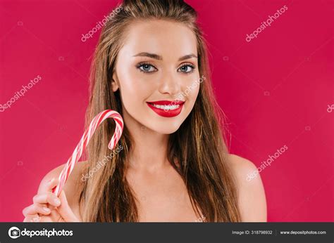 Le mensuel se décline en 12 couvertures, mettant en scène les plus belles femmes du monde, nues. Belle Femme Nue Souriante Aux Lèvres Rouges Tenant Des Bonbons — Photographie IgorVetushko ...