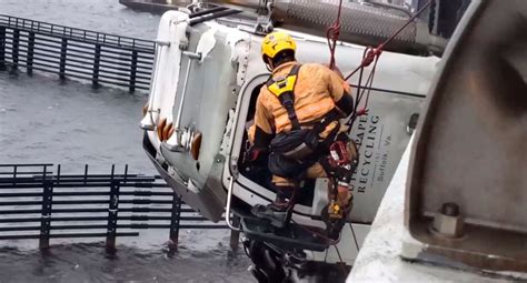 Toto y di, acompañados de sus amigos huevo: Dramático rescate; Camión queda colgado de un puente