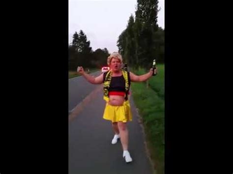 Видео besoffener fussball fan канала ernieeders. Vollgekotzter Fussballfan - The Recomendation Letter