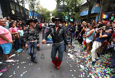 Por la contingencia sanitaria esta ocasión no se vieron las grandes concentraciones de vehículos y personas. Marchan por el orgullo gay en Guadalajara