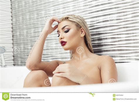 Ficken von hinten beim badewannen sex mit schlampe kitty blair. Sexy Frau in der Badewanne stockfoto. Bild von sensual ...