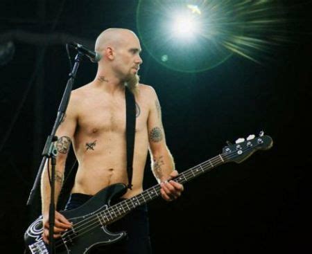 The cult sitcom, in which the versatile comic actor plays a boujee voiceover. Nick Oliveri reprend sa basse pour Queen Of The Stone Age ...