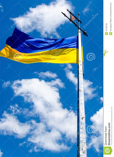 I suoi la bandiera ucraina venne vietata durante l'occupazione sovietica perchè simbolo di. Bandiera ucraina fotografia stock. Immagine di cielo ...