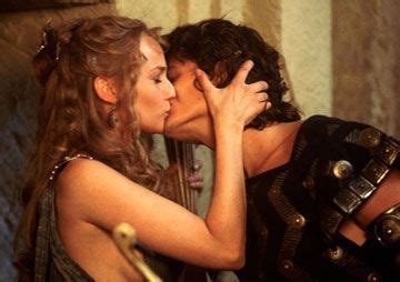 Eric bana and orlando bloom in troy (2004). Diane Kruger and Orlando Bloom-Troy | Bacio