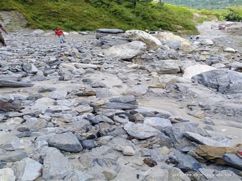 चारधाम यात्रा स्थगित, लेकिन सुप्रीम कोर्ट जाएगी सरकार. Uttarakhand: Badrinath National Highway blocked by ...