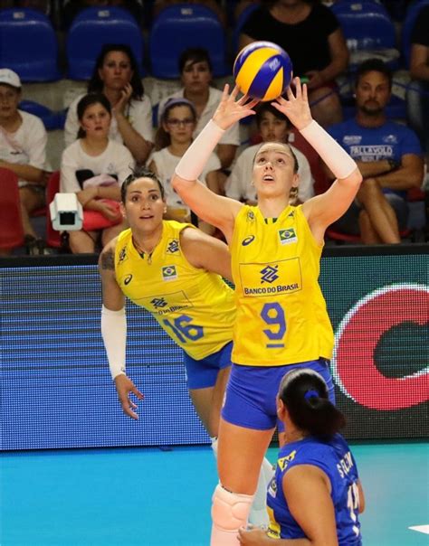 Torcida da seleção brasileira feminina de vôlei. Brasil vence e está na fase final da Liga das Nações de ...