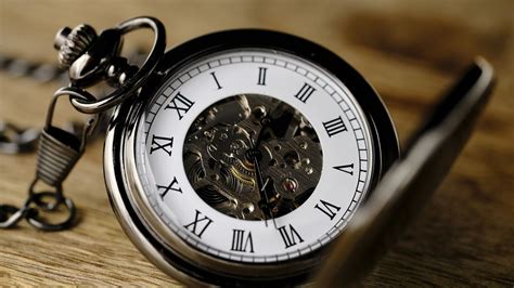 El auricular эль аурикулáр — наушник. 75 años después recupera el reloj que los nazis le robaron ...