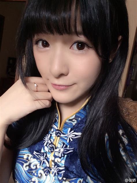 May 13, 2021 · 最近陸劇好多「霸道總裁」甜寵劇，像是任嘉倫主演的《烏鴉小姐與蜥蜴先生》，還有劉以豪主演的《我親愛的小潔癖》，霸道總裁就是永遠都看不膩！而2021到現在已經播了不少霸道總裁題材的甜寵劇，以下2021甜寵陸劇10位「霸道總裁」，任嘉倫帥氣可愛、張翰霸氣傲嬌，劉以豪穿西裝真的帥！ 徐嬌高中畢業了 舞會皇后美翻了 - 自由娛樂