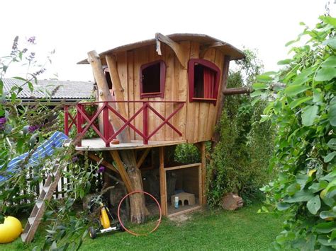 Es regt die kreativität an, motiviert zum spielen und bietet selbst kleinen kindern einen gern genutzten. Kinderspielhaus (mit Bildern) | Spielhaus garten ...