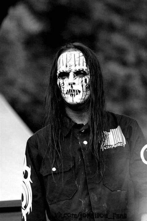 Sua linha de percussão se diferencia pelo groove e qualidade das composições. Joey Jordison | Slipknot, Slipknot band, Slipknot logo