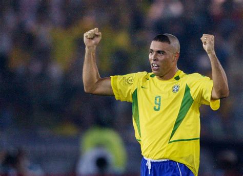 Back in 2002, ronaldo luiz nazario da lima won the fifa world cup with brazil, and even ended up top scorer of the. The reason behind ridiculous Ronaldo haircut | Football ...