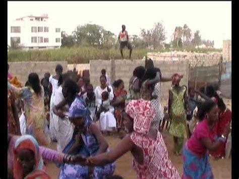 Exhibe d'une vieille cochonne poilue. danse Africaine Serrere, les femmes se lâchent...! - YouTube