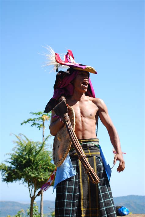 Setiap hari minggu siang, desa adat pampang menampilkan pentas seni. Baju Adat Ntt Suku Rote - Pakaian Adat