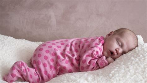 Babykleidung schenkt den kleinsten schutz, wärme und bewegungsfreiheit. Baby Schlafsack 80 cm - wann passt ein Schlafsack in 80 cm?