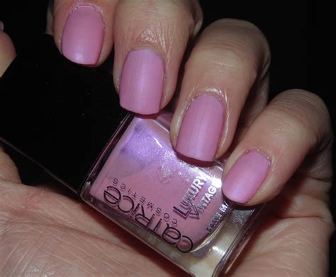 Hier sehen sie als käufer unsere liste der favoriten leidenschaft an matte nagellacke, wobei der erste platz unseren uv. Schminkeckchen: Neu: Catrice Luxury Vintage Satin Matt ...