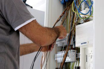 Die kosten für ein bussystem sind abhängig von der anzahl der vorhandenen gewerke, die über ein knx bussystem gesteuert werden. Elektroinstallation » Kosten, Preisfaktoren, -beispiele ...