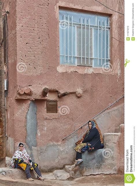 Ich denke, es ist diskriminierung. Iranische Frauen Auf Schritten Der Treppe In Der ...