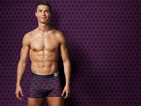 Cr7 men's and boy's collections embody the same elements cristiano ronaldo believes are essential to a balanced life. CR7 tira a roupa e mostra abdominais e lado infantil ...