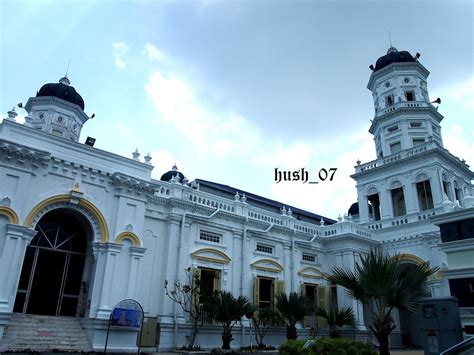 The distance between the mosque and mecca is 8845.82 km north west. hush: masjid sultan abu bakar, johor bahru