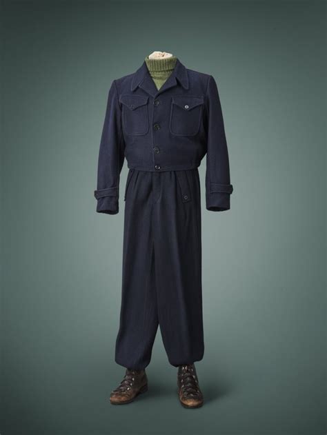 Le jeune homme nu, ou la fuite du jeune homme nu, est un épisode relaté dans l'évangile selon marc au chapitre 14, lors de l'arrestation de jésus. 1940s Jeune homme tenue de montagne - La compagnie du costume