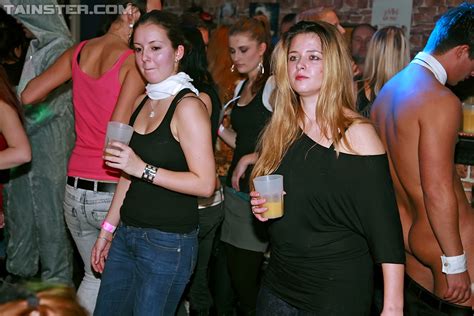 Milfs attend male strip party. Пьяные красотки отсасывают на дискотеке