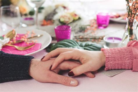 Asiatisches Valentinstag Dinner mit frischen Blumen von ...