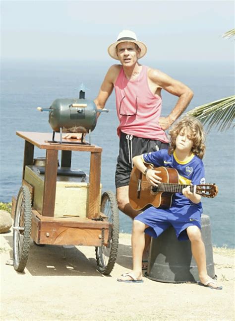 Welcome to the official twitter page of mario gomez!. EGO - Mário Gomes volta a vender hambúrguer em praia ...