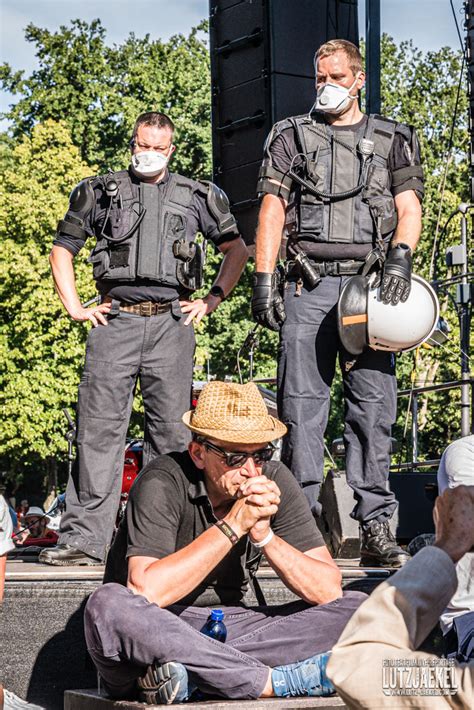 Einzelne gruppen griffen einsatzkräfte massiv an, wie die polizei mitteilte. Berlin - Corona Querdenker Demo Frühjahr 2020