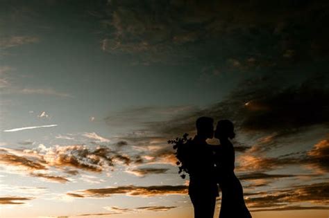 57 photos de couples vintage qui vous feront croire en l'amour. Silhouette De Couple Qui S'embrasse · Photo gratuite
