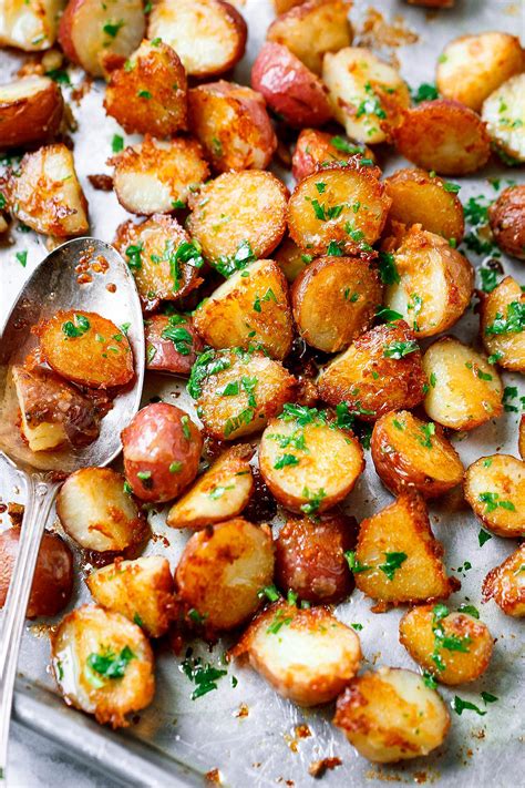 Transfer potatoes to the buttery skillet then sprinkle with garlic salt to taste. Boiled Red Potatoes With Garlic And Butter / Garlic Herb ...
