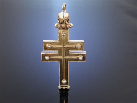 Patriarchenkreuz — patriarchenkreuz, ein hohes kreuz mit doppelten, meist in kleeblätter endigenden querarmen, deren oberer schmäler ist als der untere. ANHÄNGER PATRIARCHENKREUZ KREUZANHÄNGER DOPPELKREUZ ...